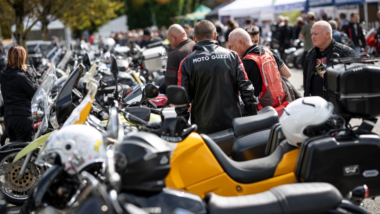 La distesa di Moto Guzzi parcheggiate fuori dallo stabilimento La distesa di Moto Guzzi parcheggiate fuori dallo stabilimento