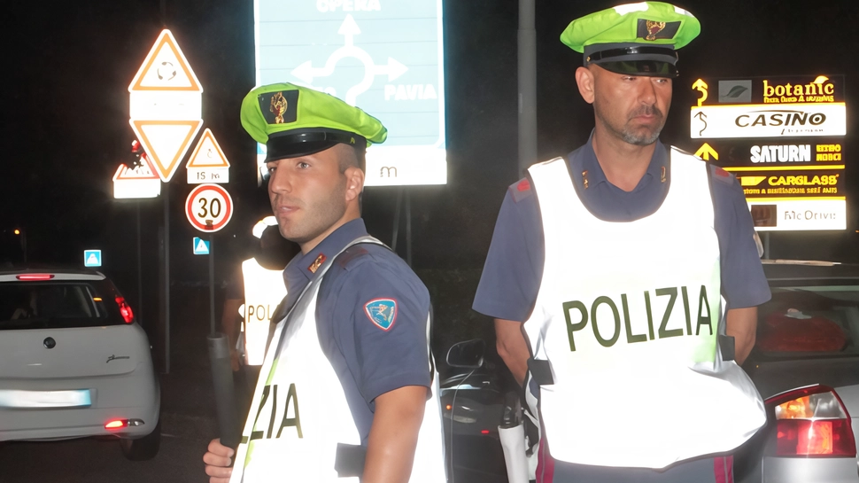 Un conducente di carro attrezzi salva tre ciclisti che pedalavano in autostrada di notte, scambiandola per una pista ciclabile. Fermati e multati dalla polizia, si salvano grazie all'intervento del soccorritore. Incoscienti che viaggiano in modo rischioso sulle autostrade milanesi sono sempre più frequenti. Un conducente di carro attrezzi salva tre ciclisti che pedalavano in autostrada di notte, scambiandola per una pista ciclabile. Fermati e multati dalla polizia, si salvano grazie all'intervento del soccorritore. Incoscienti che viaggiano in modo rischioso sulle autostrade milanesi sono sempre più frequenti.
