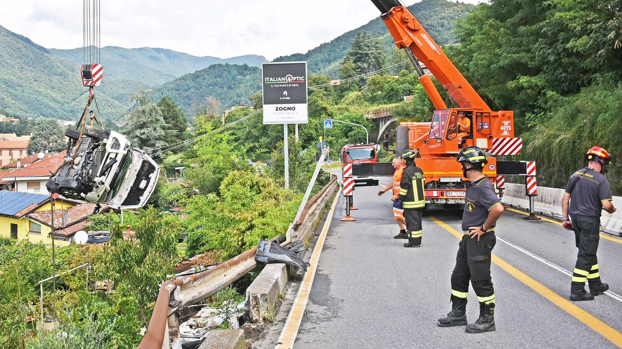 Incidente a Villa d’Almè, auto sfonda il guardrail e precipita fuoristrada: tre feriti