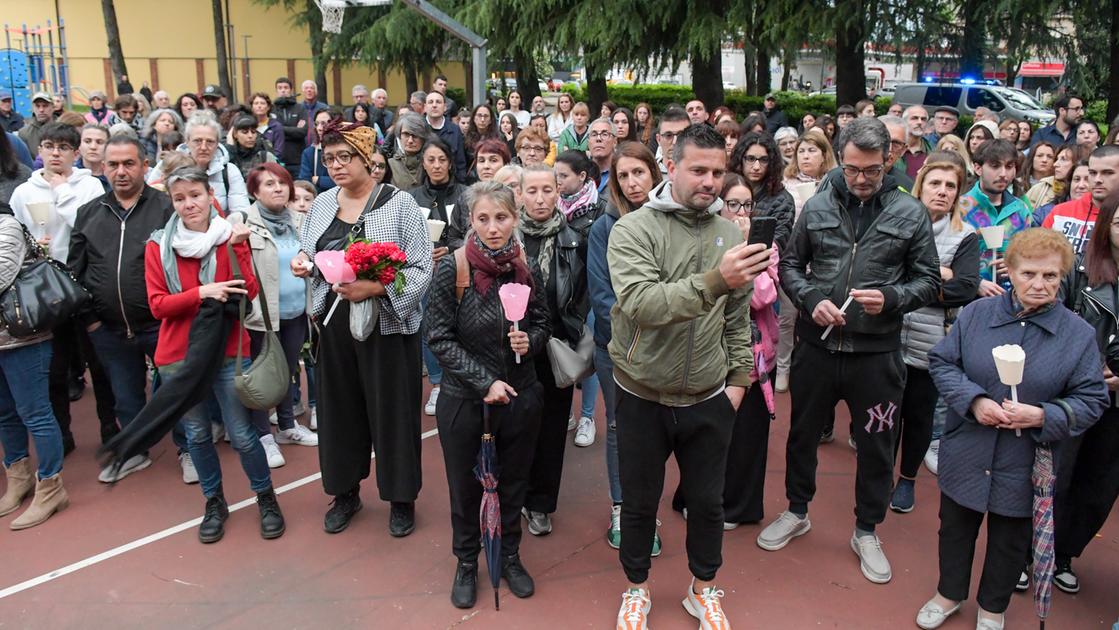 basta violenza contro le donne una fiaccolata tra lacrime e abbracci a settala per ricordare amina uccisa dal marito