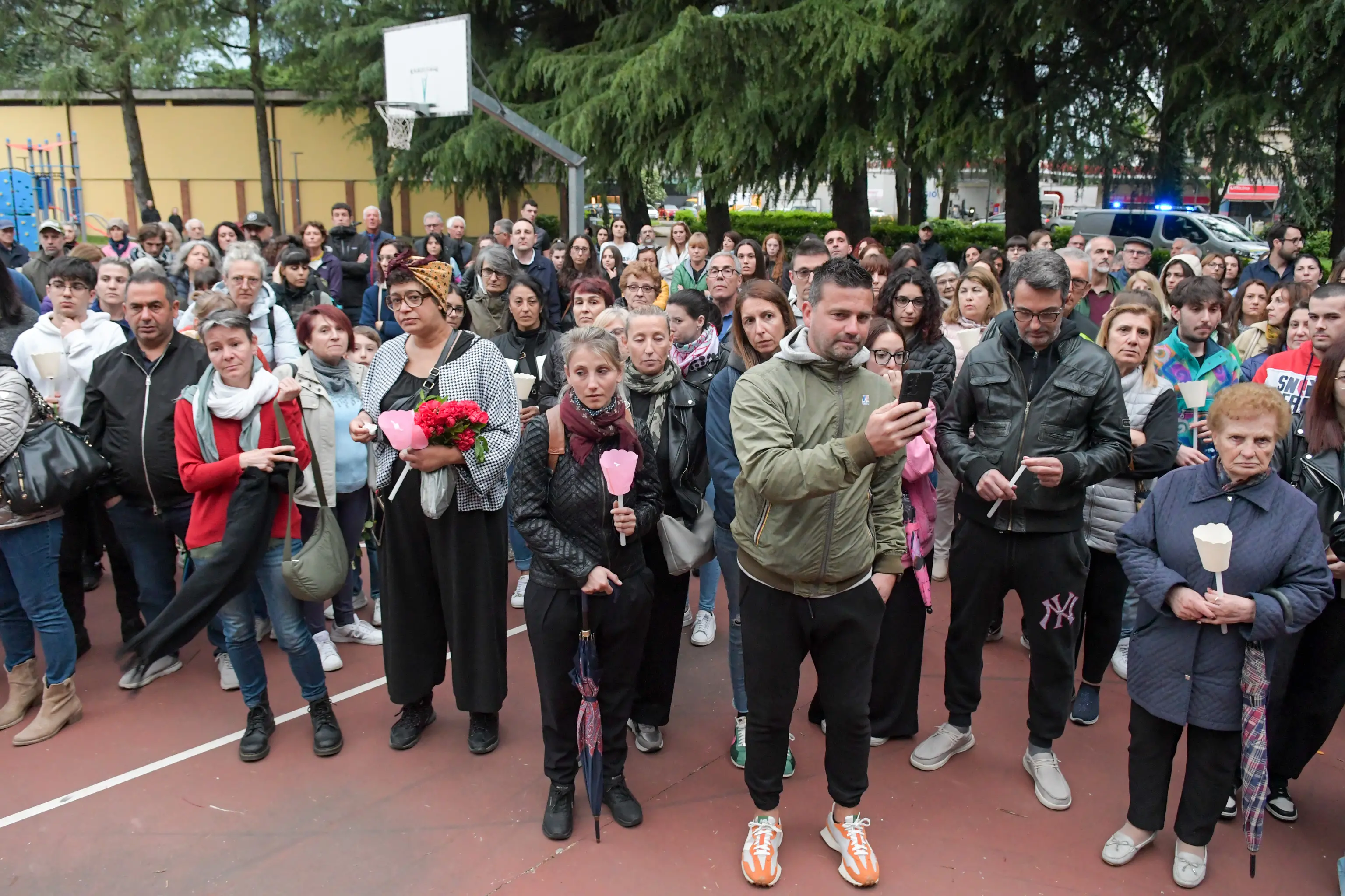 “Basta violenza contro le donne”. Una fiaccolata tra lacrime e abbracci a Settala per ricordare Amina uccisa dal marito