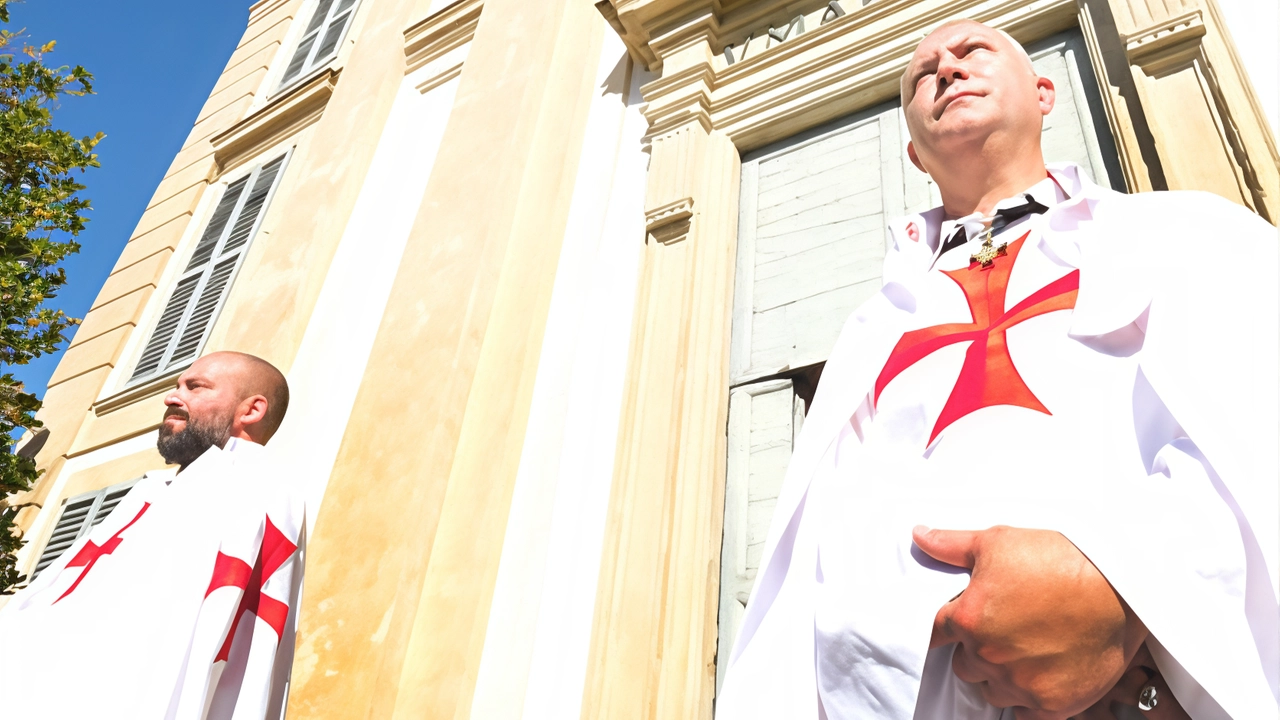 I volontari dell’associazione di promozione sociale Templari Oggi davanti alla Cappella della Villa Reale I volontari dell’associazione di promozione sociale Templari Oggi davanti alla Cappella della Villa Reale