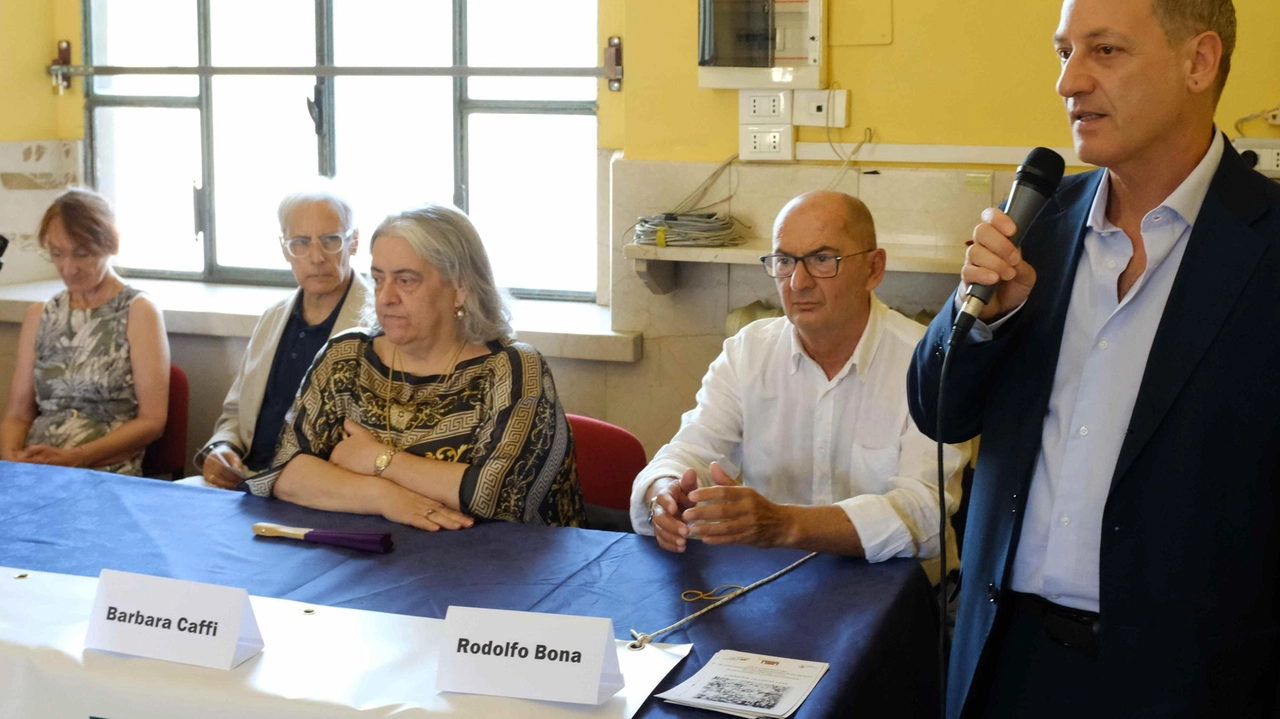 Gli ordigni vennero sganciati per colpire le infrastrutture ferroviere ma l’impatto fu devastante su tutta la zona circostante in particolare via San Francesco d’Assisi Gli ordigni vennero sganciati per colpire le infrastrutture ferroviere ma l’impatto fu devastante su tutta la zona circostante in particolare via San Francesco d’Assisi