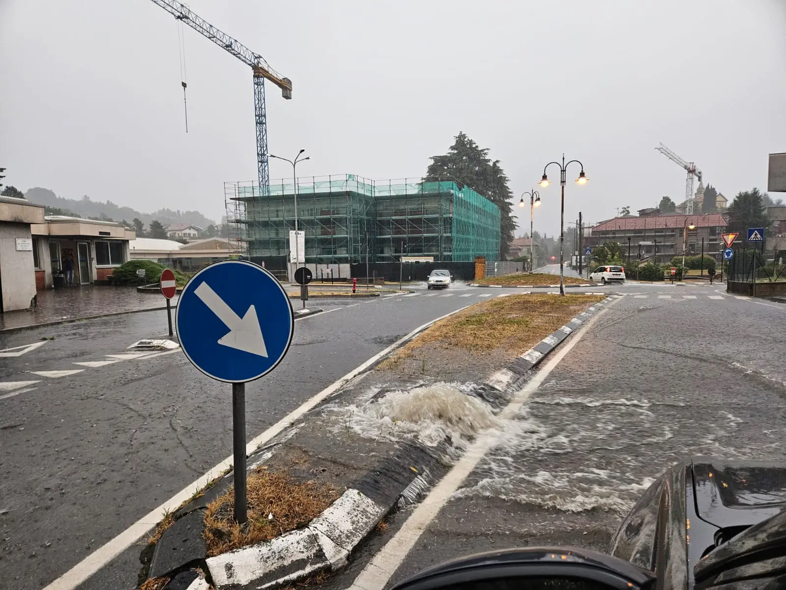 Nubifragio nel Meratese, bomba d’acqua: la statale 36 allagata, fulmini su cabine elettriche
