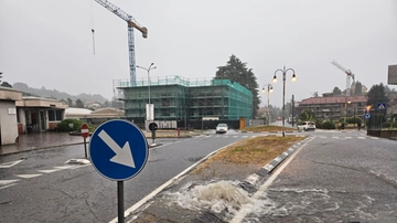 Nubifragio nel Meratese, bomba d’acqua: la statale 36 allagata, fulmini su cabine elettriche