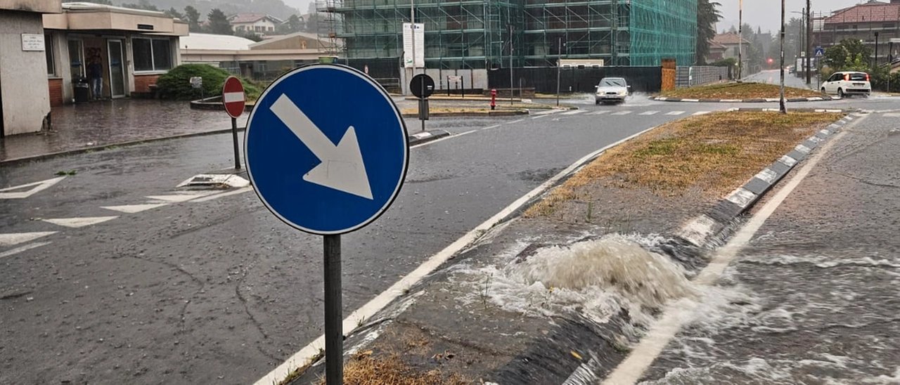 Nubifragio nel Meratese, bomba d’acqua: la statale 36 allagata, fulmini su cabine elettriche
