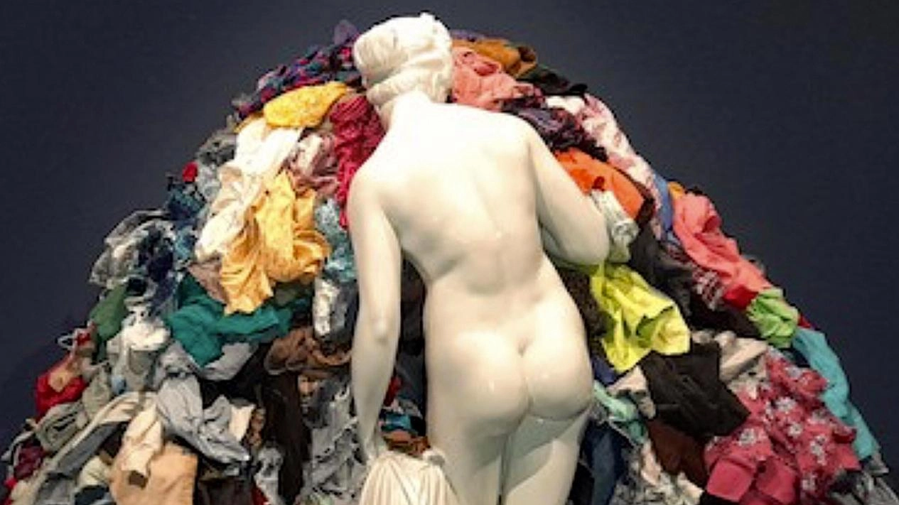 Busto Arsizio, la Venere degli stracci con le stoffe di aziende del territorio