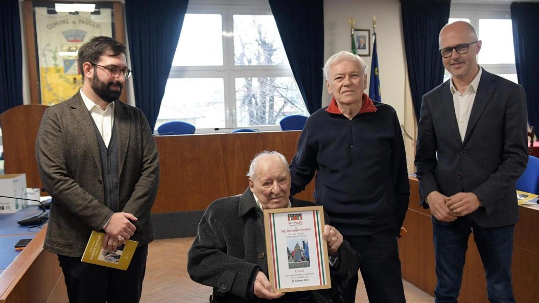 Giuseppe Cordani mostra la benemerenza ricevuta dall’amministrazione di Paullo nello scorso marzo Lunedì mattina le esequie Giuseppe Cordani mostra la benemerenza ricevuta dall’amministrazione di Paullo nello scorso marzo Lunedì mattina le esequie