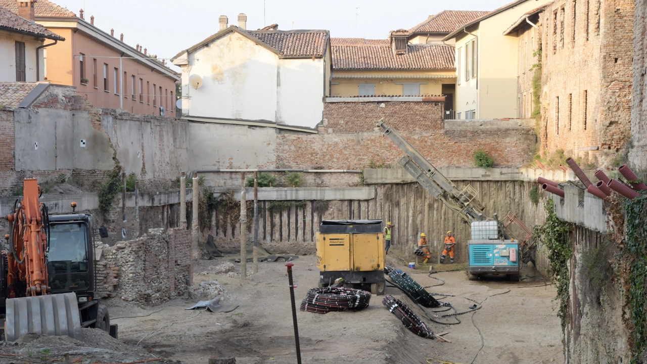 Nella corte interna è stata recentemente installata la gru per proseguire i lavori La consegna degli appartamenti è prevista per la seconda metà dell’anno prossimo