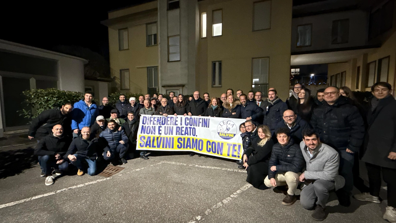 Festa fuori della sede della Lega di via Bellerio a Milano per l'assoluzione di Matteo Salvini Festa fuori della sede della Lega di via Bellerio a Milano per l'assoluzione di Matteo Salvini