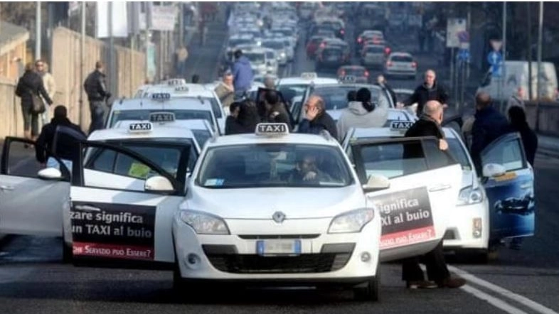 Una delle tante proteste degli autisti di taxi contro gli “eterni rivali“ in servizio come Ncc