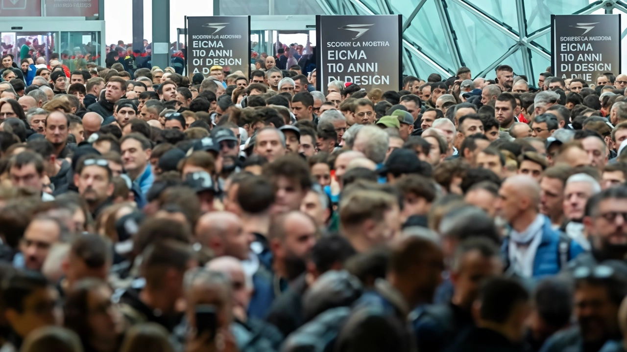 Grande affluenza di pubblico tra i padiglioni fieristici per l’81esima edizione di Eicma che oggi chiuderà i battenti Grande affluenza di pubblico tra i padiglioni fieristici per l’81esima edizione di Eicma che oggi chiuderà i battenti