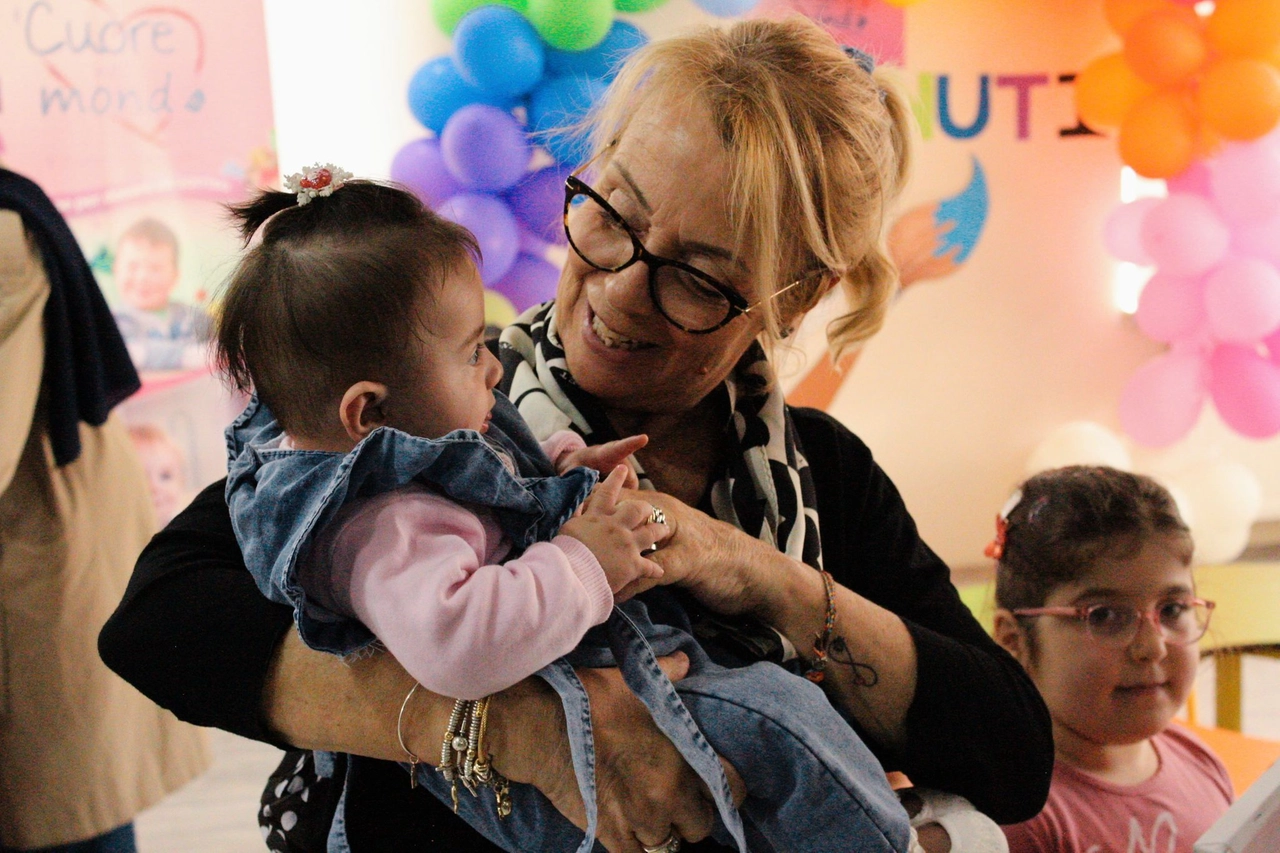 Claudia Ceniti assieme a una bambina seguita dal centro per la cura dell'autismo di Gaziantep