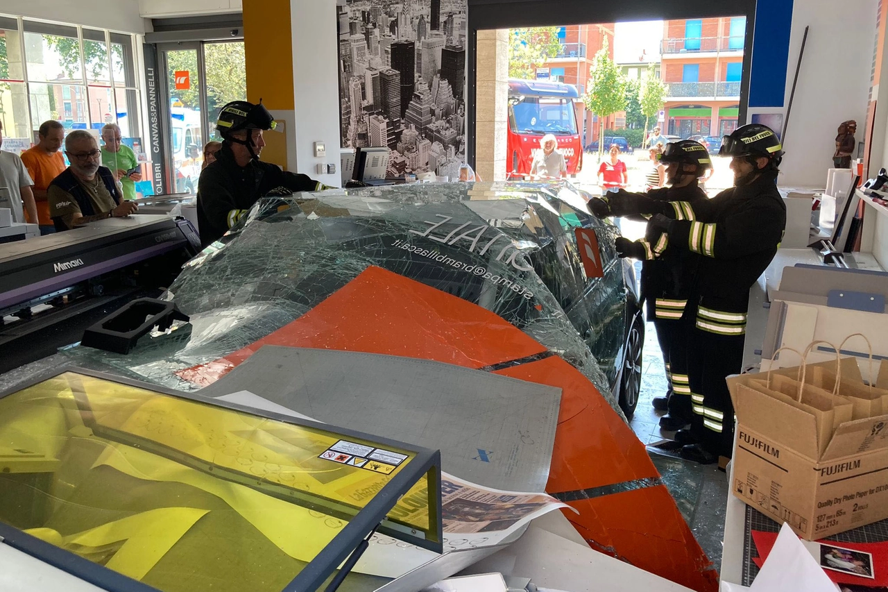 Auto che ha sfondato vetrina  negozio Cinisello