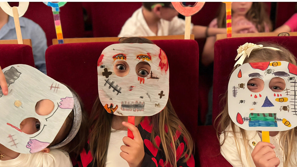 Ultime tappe per le scuole del territorio, viaggio al seguito del Collegio Bianconi di Monza. I piccoli protagonisti dei cori con i professionisti in scena e con gli oggetti preparati in aula. Ultime tappe per le scuole del territorio, viaggio al seguito del Collegio Bianconi di Monza. I piccoli protagonisti dei cori con i professionisti in scena e con gli oggetti preparati in aula.