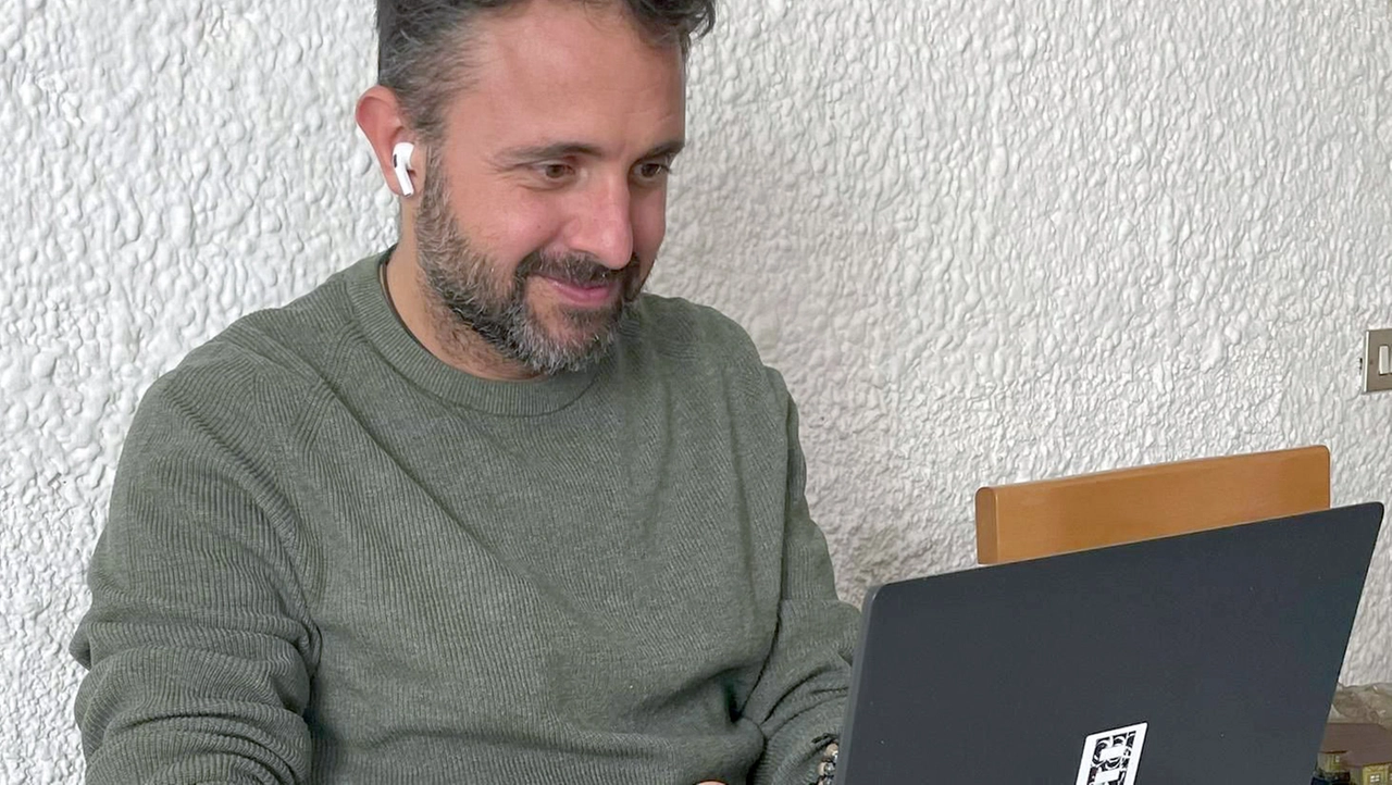 Corsico, Filippo Pinò chiuso in casa solo con l'AI per un esperimento sociale Corsico, Filippo Pinò chiuso in casa solo con l'AI per un esperimento sociale