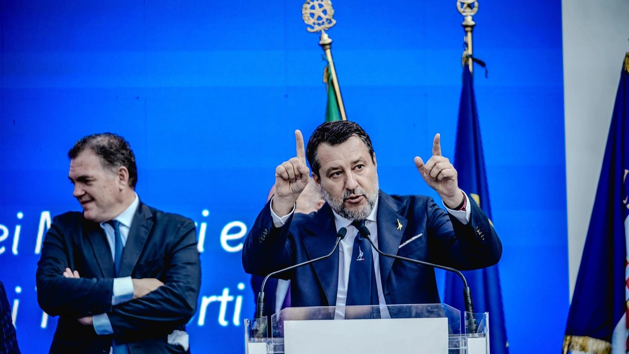 Tutelare le forze dell'Ordine, difendere le divise Tutelare le forze dell'Ordine, difendere le divise