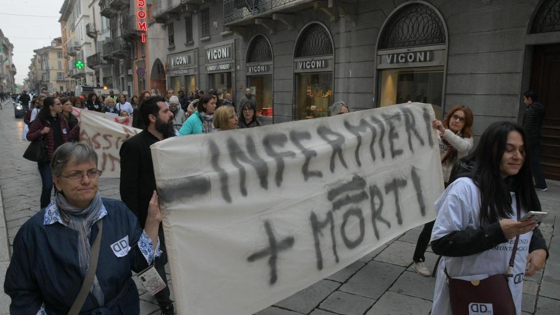 Corteo a Pavia fino a raggiungere via Flarer, sede dell’Ordine provinciale. La preoccupazione: in arrivo assistenti che possono somministrare terapie. .