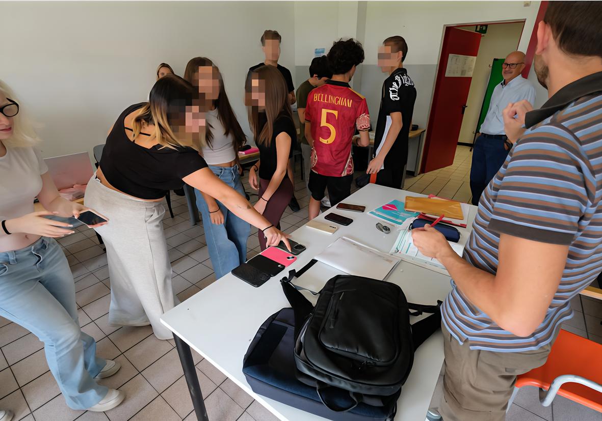 Scuola, la disfida dei cellulari: "Non li requisiremo, sono troppi. Meglio educare gli studenti" Scuola, la disfida dei cellulari: "Non li requisiremo, sono troppi. Meglio educare gli studenti"