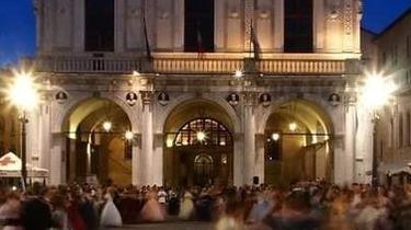 A Brescia un tuffo nell’Ottocento con il gran ballo in piazza Loggia A Brescia un tuffo nell’Ottocento con il gran ballo in piazza Loggia
