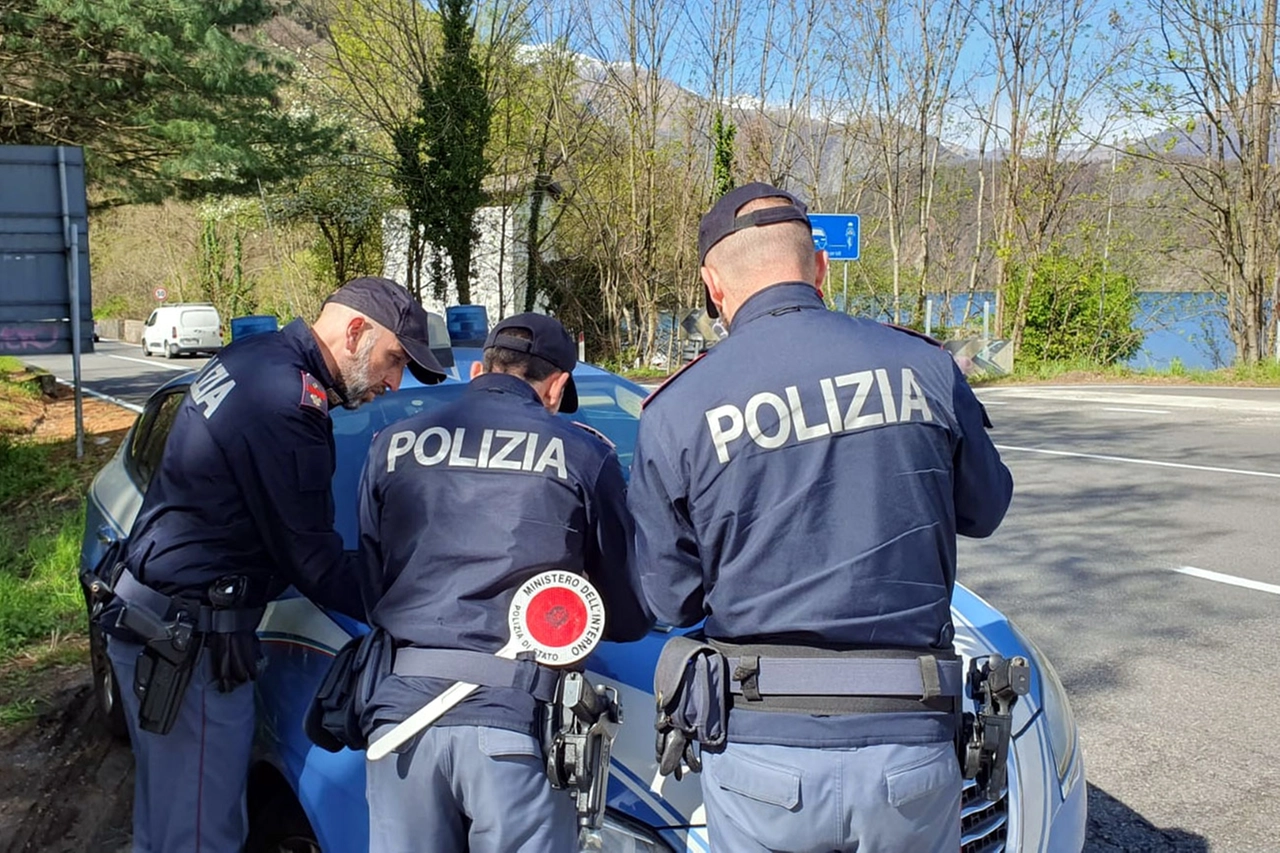 Un intervento di contrasto allo spaccio di droga da parte della polizia
