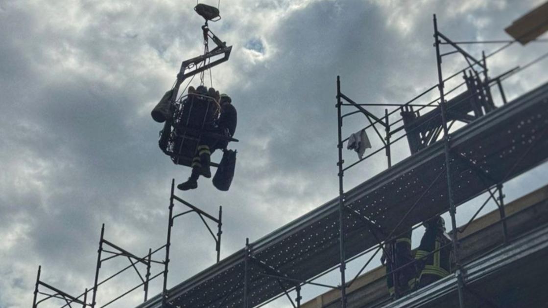 Imbersago, precipita dal tetto della villa in ristrutturazione: grave muratore di 41 anni Imbersago, precipita dal tetto della villa in ristrutturazione: grave muratore di 41 anni