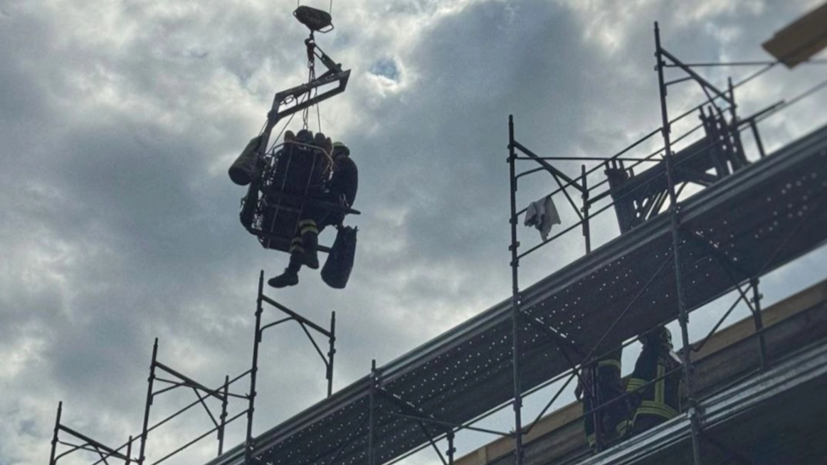 I soccorsi a Imbersago dove un muratore 41enne è caduto dal tetto di un cantiere I soccorsi a Imbersago dove un muratore 41enne è caduto dal tetto di un cantiere