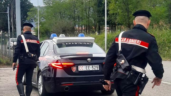 col laccio della felpa tenta di strangolare una sconosciuta per strada non sarebbe la prima volta