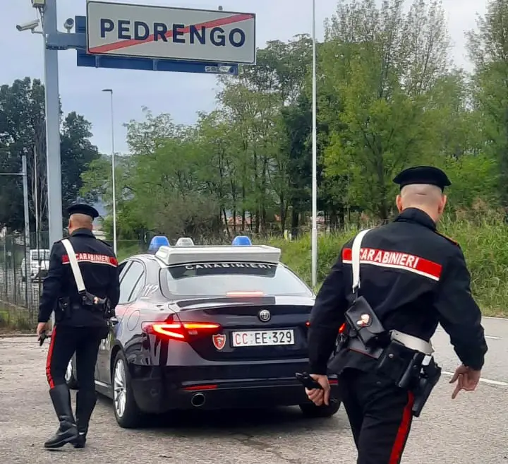 Col laccio della felpa tenta di strangolare una sconosciuta per strada. Non sarebbe la prima volta