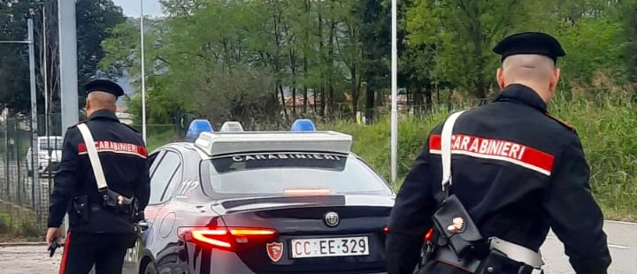 Col laccio della felpa tenta di strangolare una sconosciuta per strada. Non sarebbe la prima volta