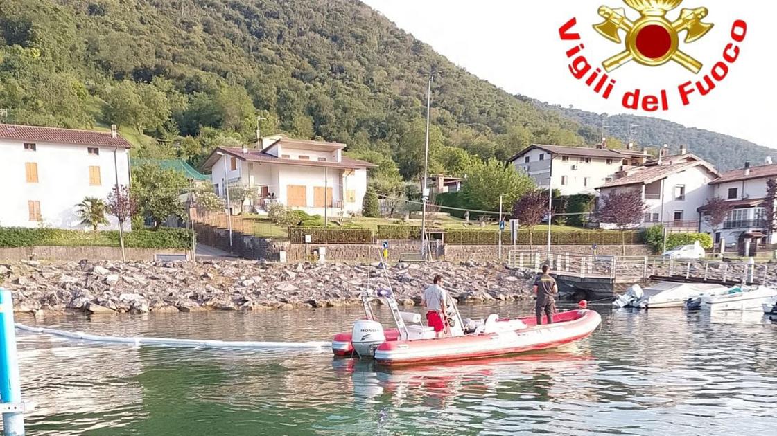 Paratico, sversamento di idrocarburi nel lago d’Iseo: vigili del fuoco in azione con panni assorbenti Paratico, sversamento di idrocarburi nel lago d’Iseo: vigili del fuoco in azione con panni assorbenti