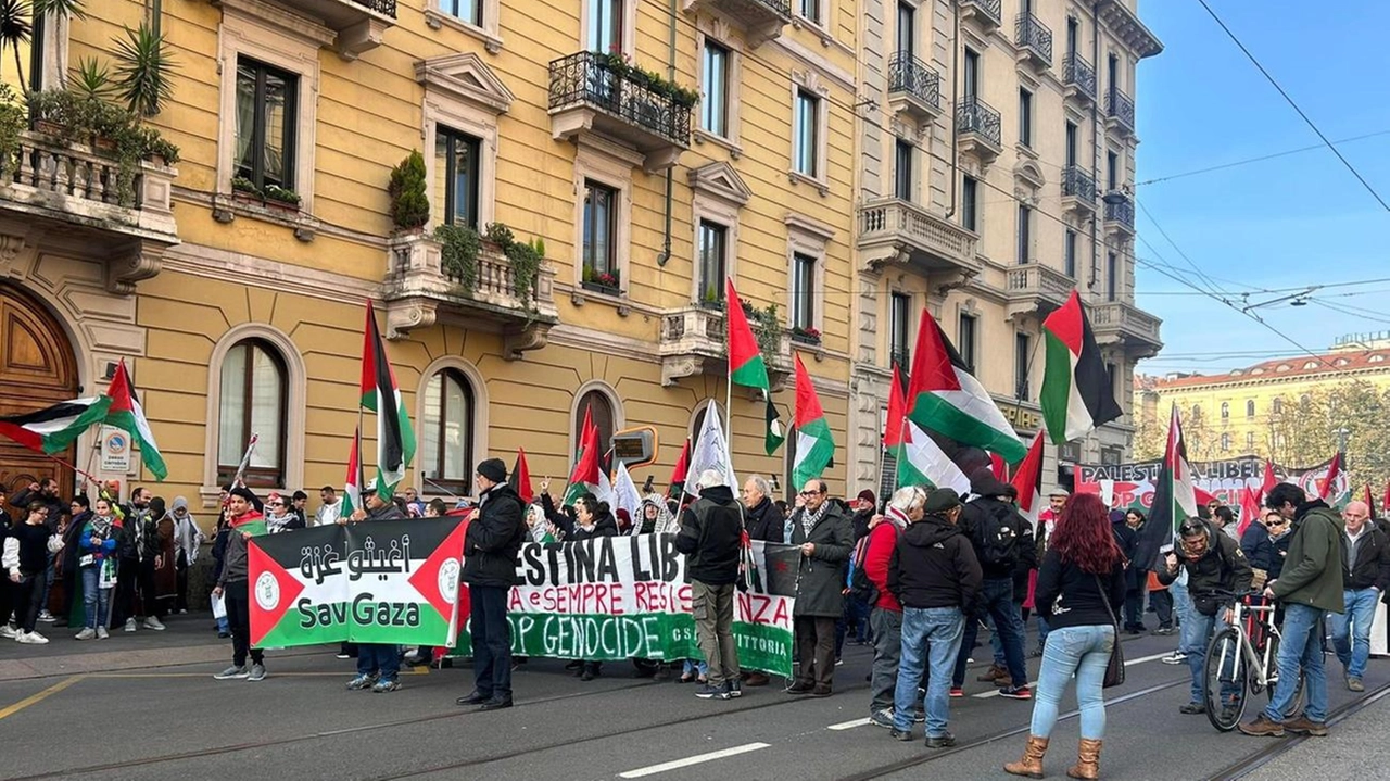Un momento del corteo da Cadorna a Porta Genova Flash mob contro McDonald’s a Cairoli Un momento del corteo da Cadorna a Porta Genova Flash mob contro McDonald’s a Cairoli