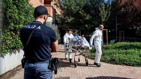 Il corpo di Maria Costantini portato via dall’appartamento in via Palanzone zona Niguarda Il corpo di Maria Costantini portato via dall’appartamento in via Palanzone zona Niguarda