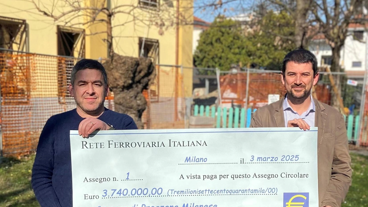 Gianluca Mirra e Angelo Bosani con il maxi assegno da 3 milioni e 300mila euro rimborso di Rfi per opere del 2019