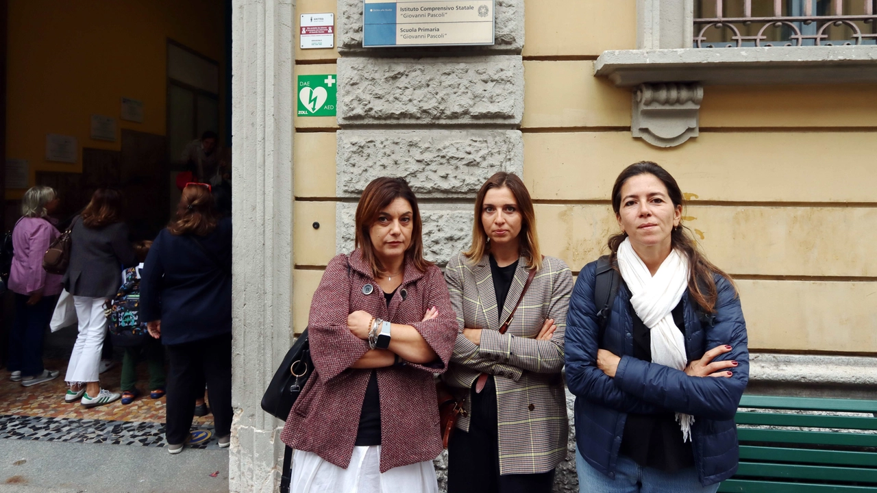Milano, alcune mamme all’uscita da scuola alle 14.30 Milano, alcune mamme all’uscita da scuola alle 14.30