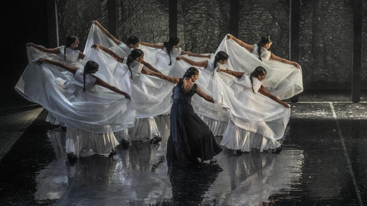 Un momento di “Nocturna“ di Rafaela Carrasco, spettacolo ispirato alle “Variazioni Goldberg“ di Bach