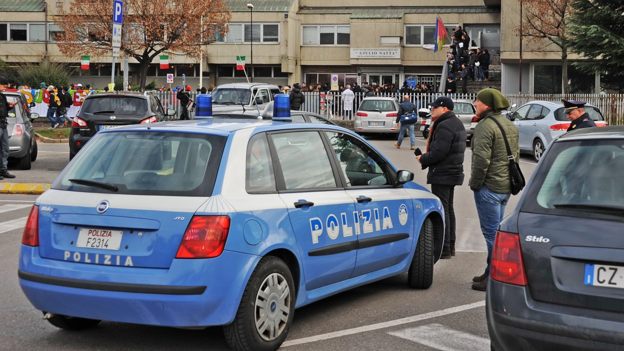 Una volante della Polizia davanti a un istituto scolastico (archivio)