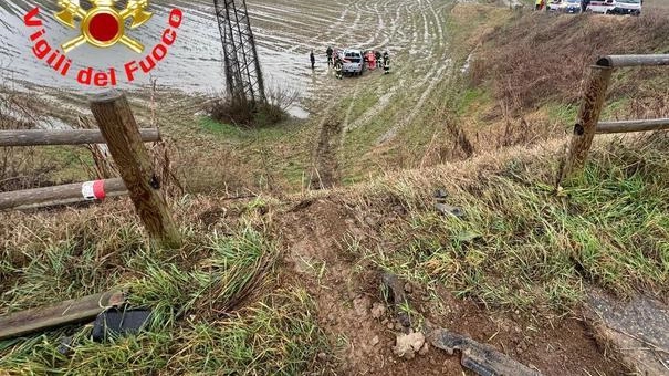 La staccionata in legno divelta nell’incidente e il pick up ai piedi dell’argine La staccionata in legno divelta nell’incidente e il pick up ai piedi dell’argine