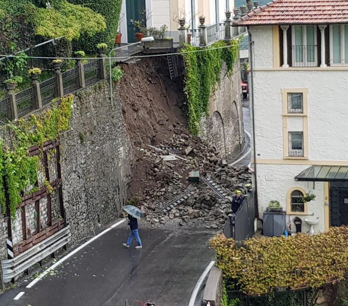 Maltempo, frana si abbatte su Argegno: paralizzata la statale Regina Maltempo, frana si abbatte su Argegno: paralizzata la statale Regina