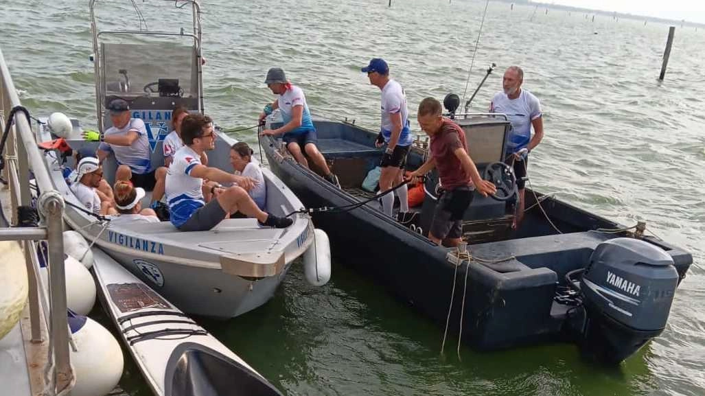 I due natanti, ognuno con un equipaggio di 5 giovani, sorpresi dal maltempo I due natanti, ognuno con un equipaggio di 5 giovani, sorpresi dal maltempo