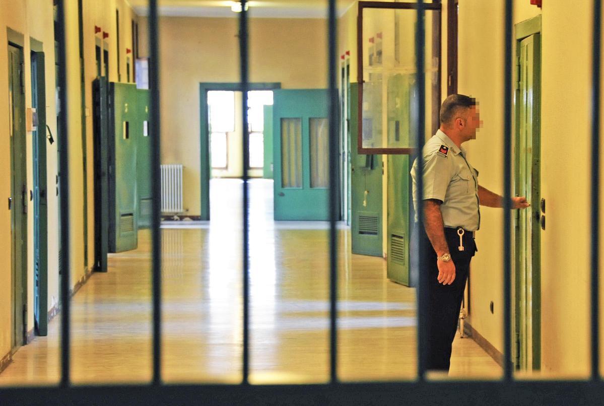 “Sesso con la minore in affido”. L’orrore nei messaggi sul cellulare della ragazzina: 43enne arrestato in Valchiavenna “Sesso con la minore in affido”. L’orrore nei messaggi sul cellulare della ragazzina: 43enne arrestato in Valchiavenna
