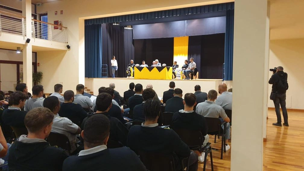 Il Tiesse Rugby Calvisano presenta la squadra per la stagione 2024/25, pronta per il debutto in Serie A. Allenatori e capitano esprimono fiducia e determinazione per raggiungere importanti obiettivi. Il Tiesse Rugby Calvisano presenta la squadra per la stagione 2024/25, pronta per il debutto in Serie A. Allenatori e capitano esprimono fiducia e determinazione per raggiungere importanti obiettivi.