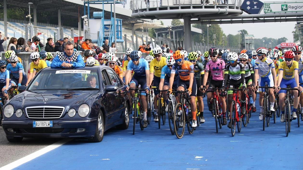 La maratona di ciclismo si aprirà alle 8.45 con la gara unica riservata alla categoria Esordienti Si chiude con l’Handbike La maratona di ciclismo si aprirà alle 8.45 con la gara unica riservata alla categoria Esordienti Si chiude con l’Handbike