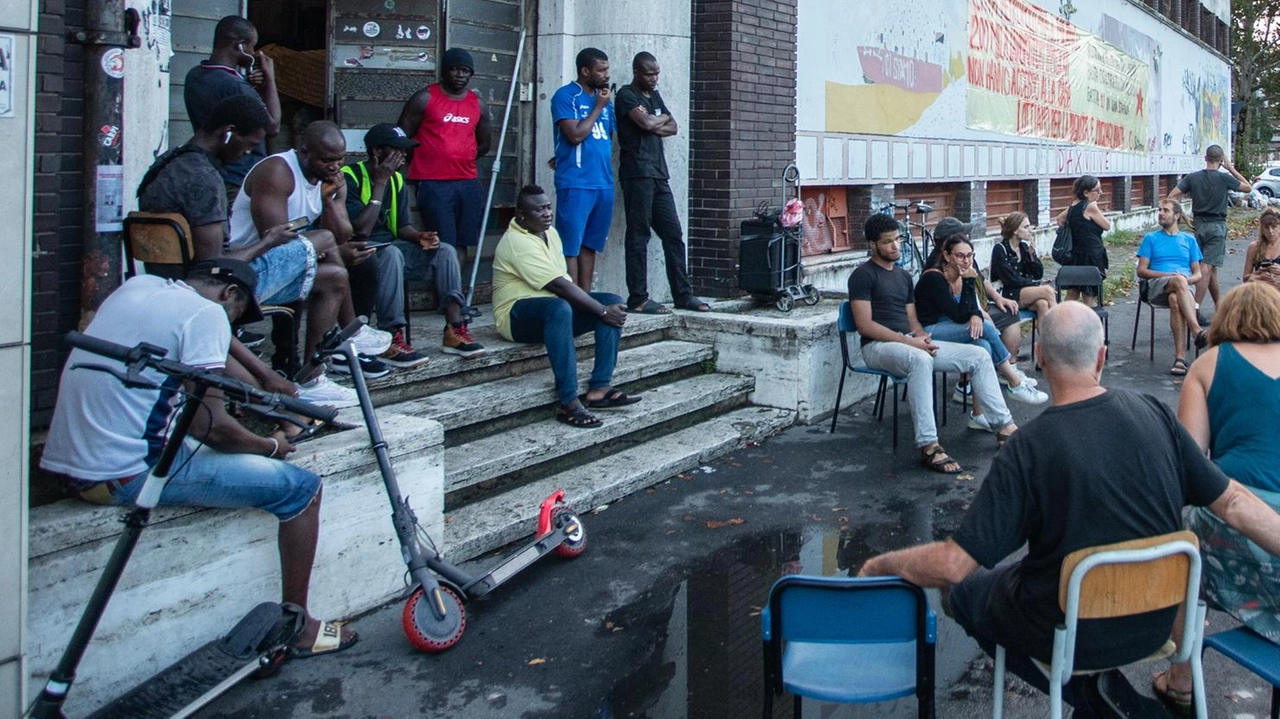 Alcuni dei 40 lavoratori immigrati già accolti in dormitori. Il Municipio 9: "Alternativa dignitosa, poi il restyling" Alcuni dei 40 lavoratori immigrati già accolti in dormitori. Il Municipio 9: "Alternativa dignitosa, poi il restyling"