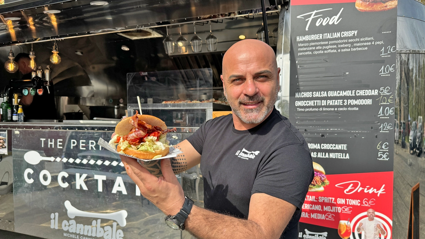 Michele Cannistraro davanti al suo “food truck“. Nel 2019 vinse Masterchef all stars