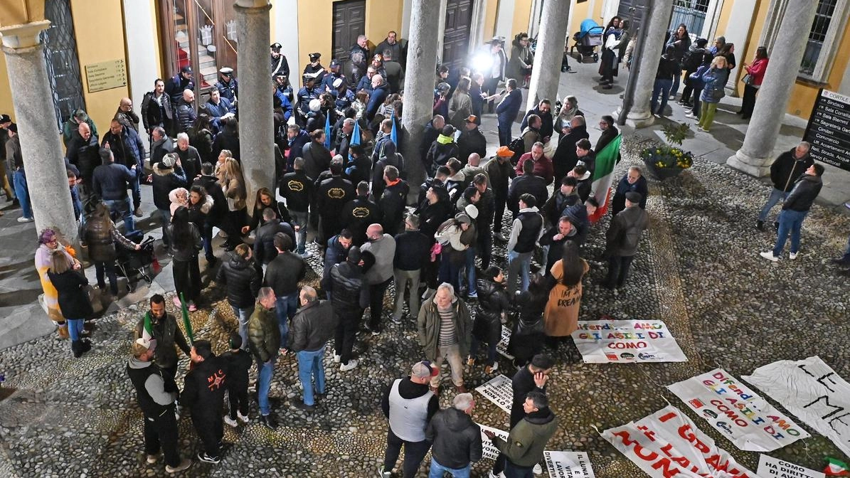 Como, manifestazione di genitori e sindacati della Funzione pubblica. Appuntamento nel cortile del municipio contro i tagli della Giunta Rapinese. Como, manifestazione di genitori e sindacati della Funzione pubblica. Appuntamento nel cortile del municipio contro i tagli della Giunta Rapinese.