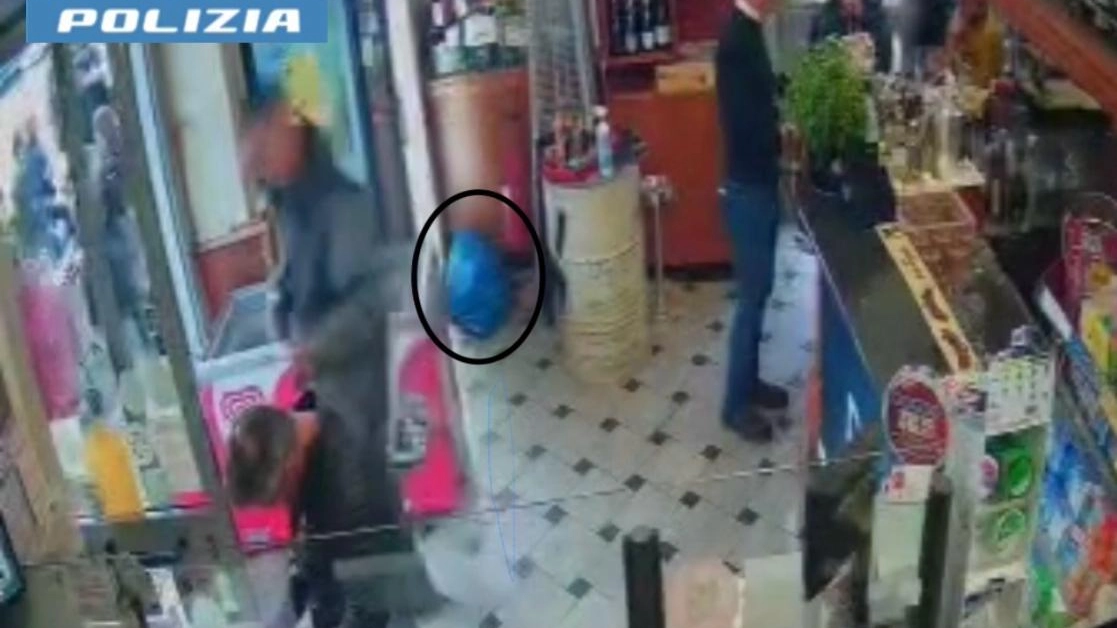 Il sacco blu lasciato al bar