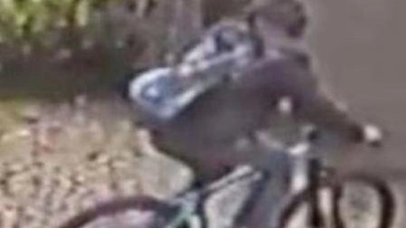 Il consigliere comunale di Casale Cremasco ha perso la sua bicicletta mentre fotografava la piena del fiume Serio. Dopo un inseguimento di sei chilometri, il ladro è riuscito a fuggire. Il consigliere comunale di Casale Cremasco ha perso la sua bicicletta mentre fotografava la piena del fiume Serio. Dopo un inseguimento di sei chilometri, il ladro è riuscito a fuggire.