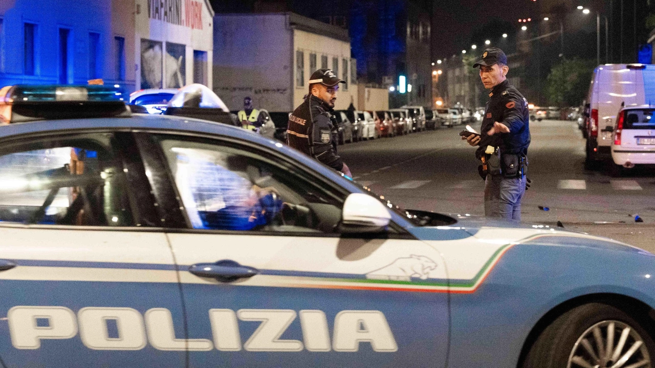 Il sedicenne è scappato all’alt degli agenti del commissariato Lorenteggio e si è schiantato contro una pensilina dei mezzi pubblici in via Segneri Il sedicenne è scappato all’alt degli agenti del commissariato Lorenteggio e si è schiantato contro una pensilina dei mezzi pubblici in via Segneri