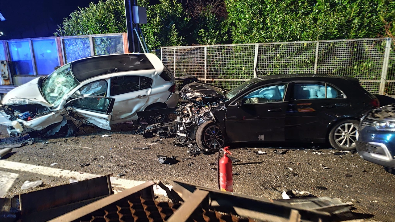 Le auto coinvolte nel terribile incidente (foto dei vigili del fuoco di Varese) Le auto coinvolte nel terribile incidente (foto dei vigili del fuoco di Varese)